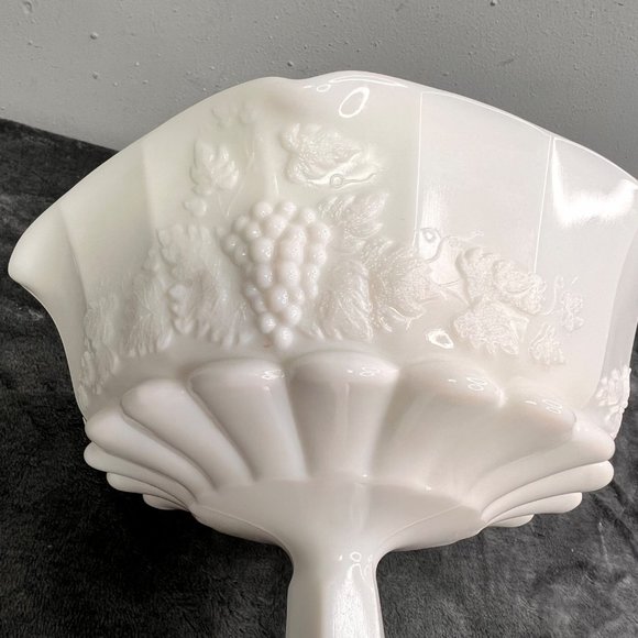 Vintage Westmoreland Milk Glass Pedestal Fruit Bowl Grapevine Scalloped White - Picture 6 of 9